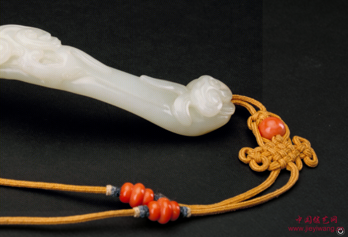 故宫馆藏：明代带皮白玉花卉灵芝纹如意的中国结盘长结佩饰