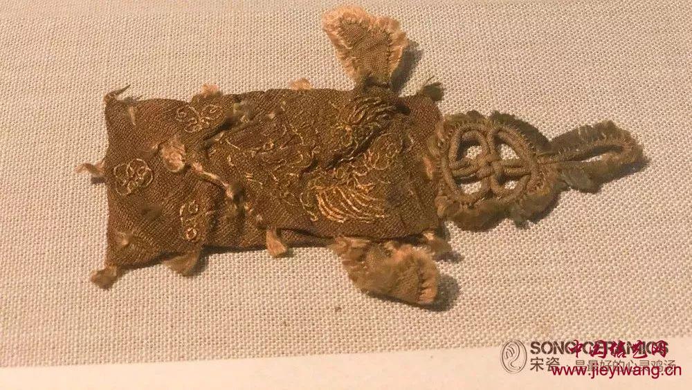 北宋大报恩寺地宫出土盘金绣交颈鸳鸯小饰品的酢浆草结