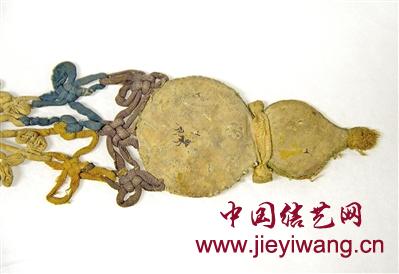 元·灰白地刺繡人物花卉紋葫蘆形香囊中的盘长结和酢浆草结