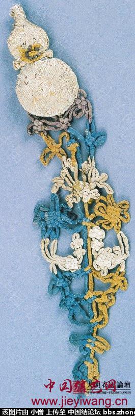 元·灰白地刺繡人物花卉紋葫蘆形香囊中的盘长结和酢浆草结