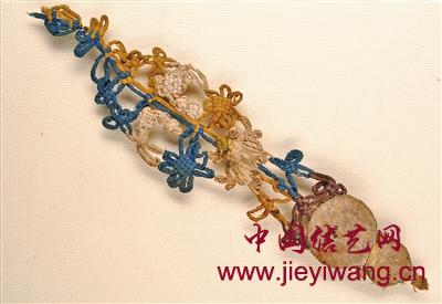 元·灰白地刺繡人物花卉紋葫蘆形香囊中的盘长结和酢浆草结