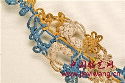 元·灰白地刺繡人物花卉紋葫蘆形香囊中的盘长结和酢浆草结