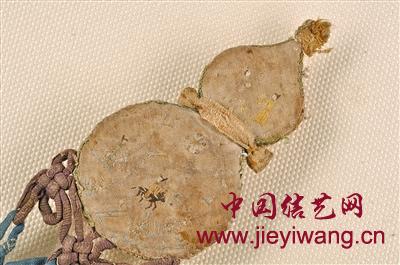 元·灰白地刺繡人物花卉紋葫蘆形香囊中的盘长结和酢浆草结