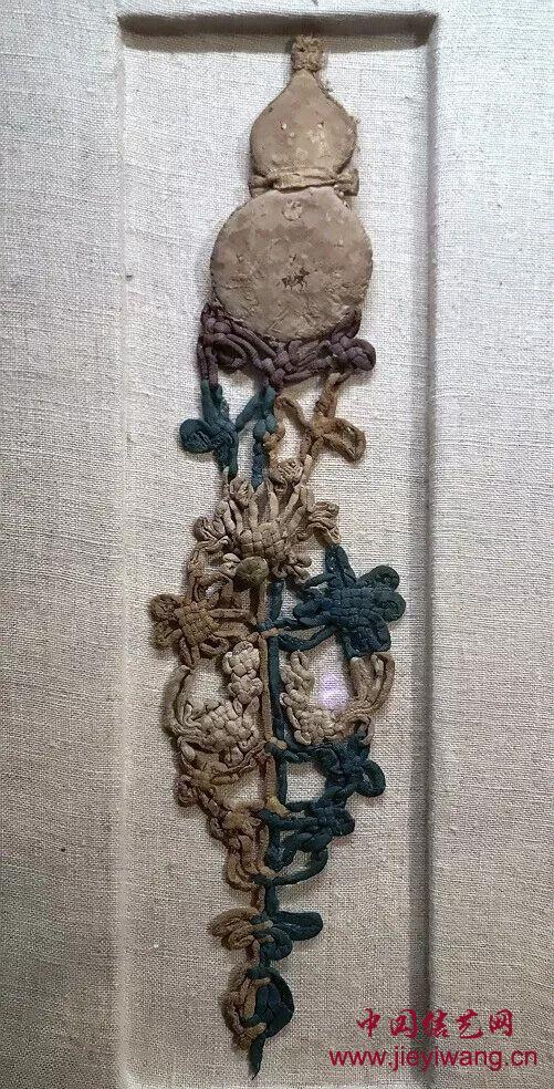 元·灰白地刺繡人物花卉紋葫蘆形香囊中的盘长结和酢浆草结