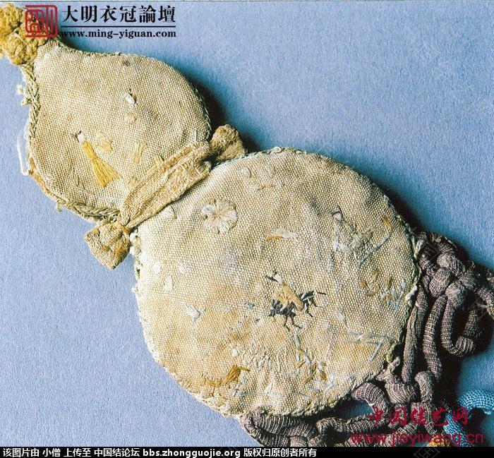 元·灰白地刺繡人物花卉紋葫蘆形香囊中的盘长结和酢浆草结