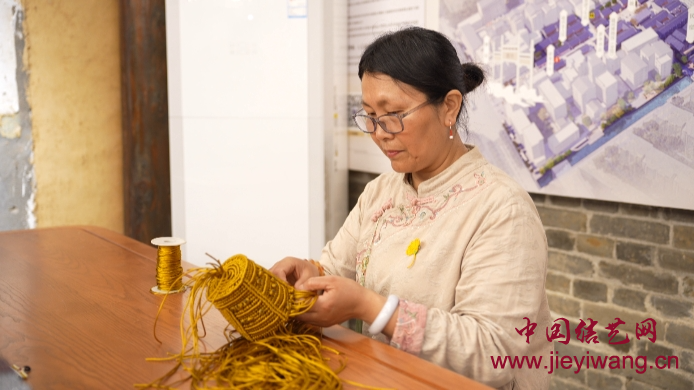 湖北省随州市曾都区非遗传承人陈春丽与她的指尖经纬织春秋