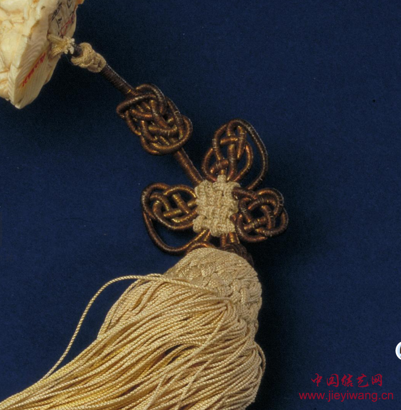 故宫博物院馆藏清牙雕镂空套球上的套色金钱盘长纽结