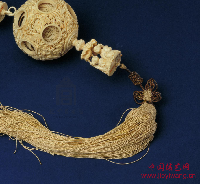 故宫博物院馆藏清牙雕镂空套球上的套色金钱盘长纽结