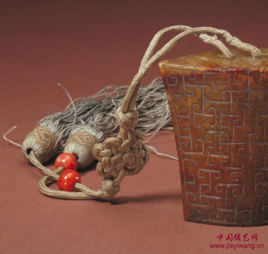 故宫博物院云纹珌上的盘长结配饰 故宫博物院云纹珌上的盘长结配饰